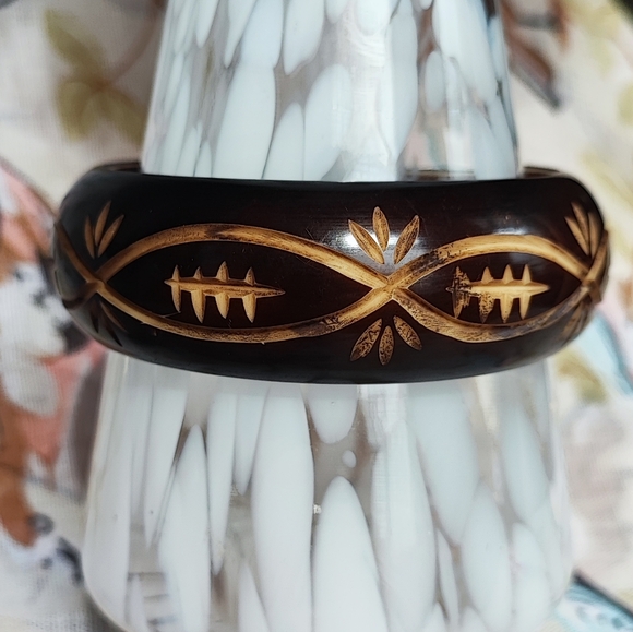 Brown Carved Plastic Heavy Plastic Vintage Infinity Bracelet No Seams - Picture 1 of 7